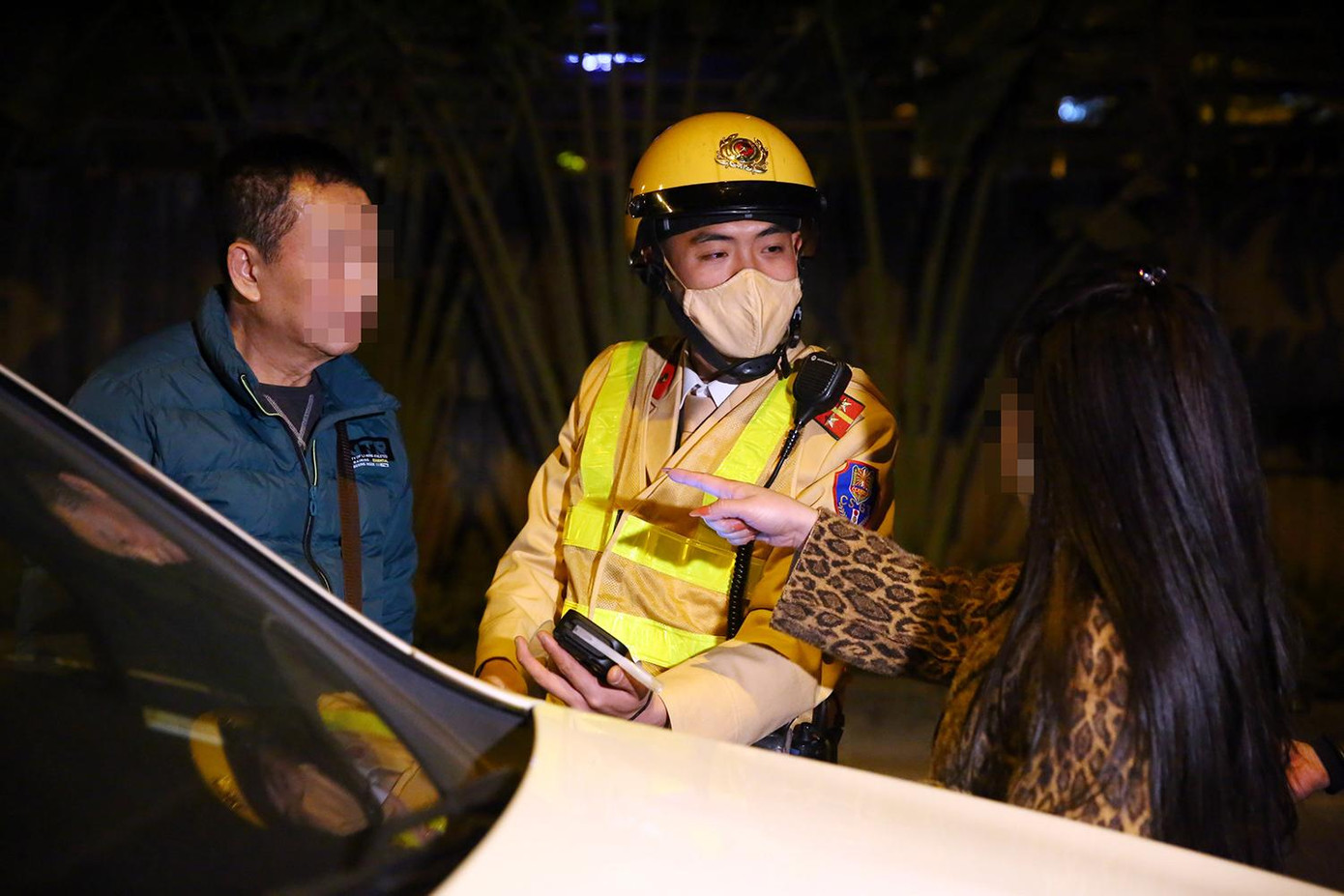 Người phụ nữ đi cùng tài xế vi phạm liên tục to tiếng, lăng mạ cán bộ chiến sĩ. Người phụ nữ đi cùng tài xế vi phạm liên tục to tiếng, lăng mạ cán bộ chiến sĩ.