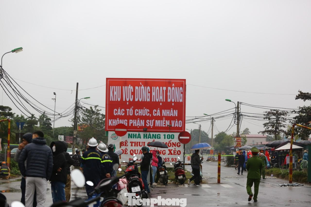 Bên ngoài được treo biển cấm hoạt động.