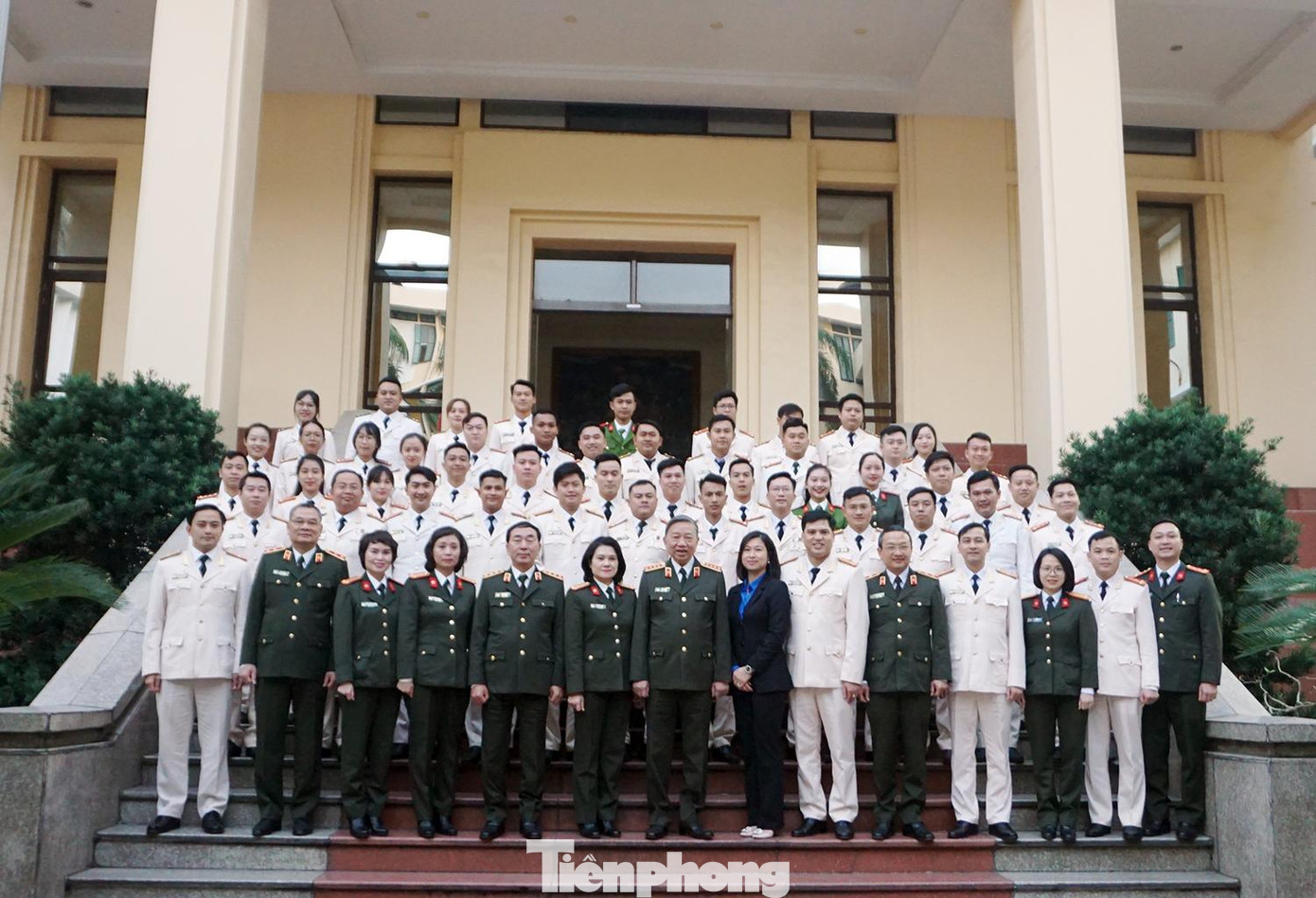 Lãnh đạo Bộ Công an chụp ảnh lưu niệm cùng đoàn đại biểu.