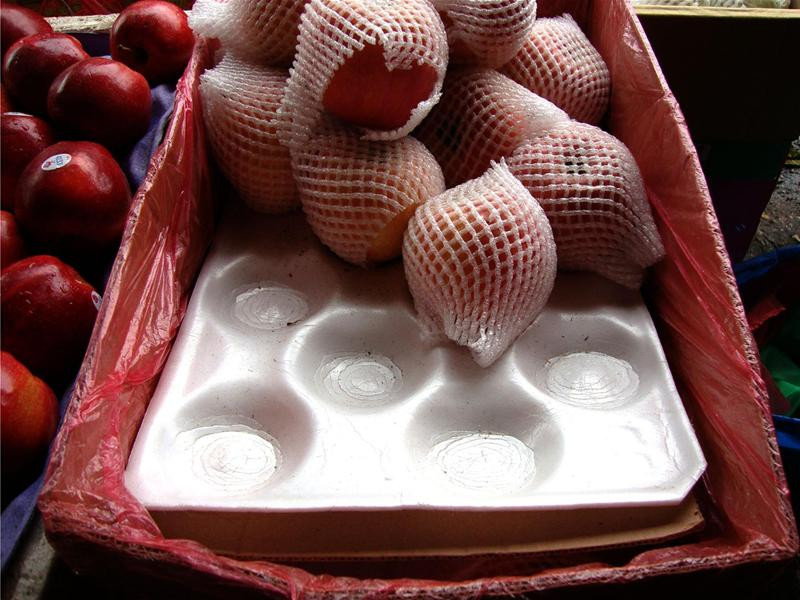 Hộp xốp đựng hoa quả, mà người bán hàng cho là có nguồn gốc từ Trung Quốc. Ảnh Minh Đức