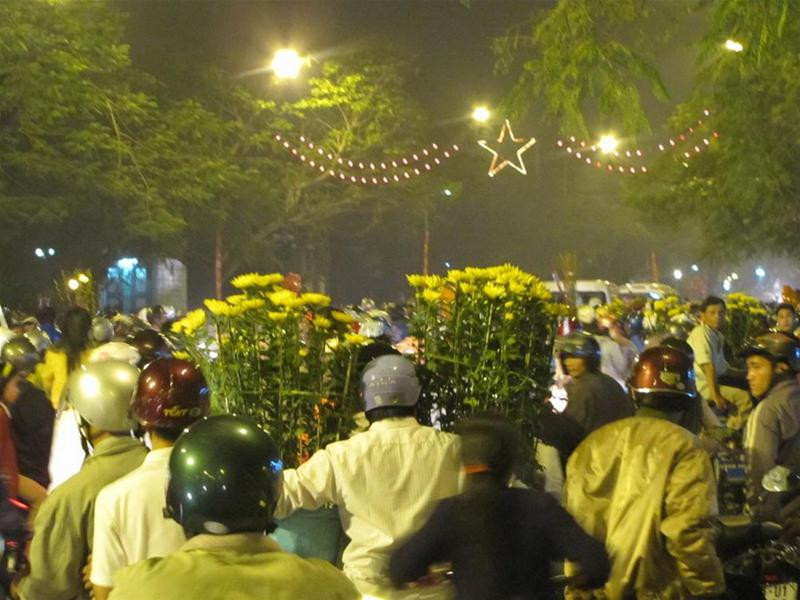 Hoa đại hạ giá đêm 30 tại Huế. Ảnh : Ngọc Văn