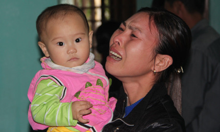 Chị Nguyễn Thị Giang khóc nức nở. Ngày mẹ mất tích, chị mới tròn 16 tuổi