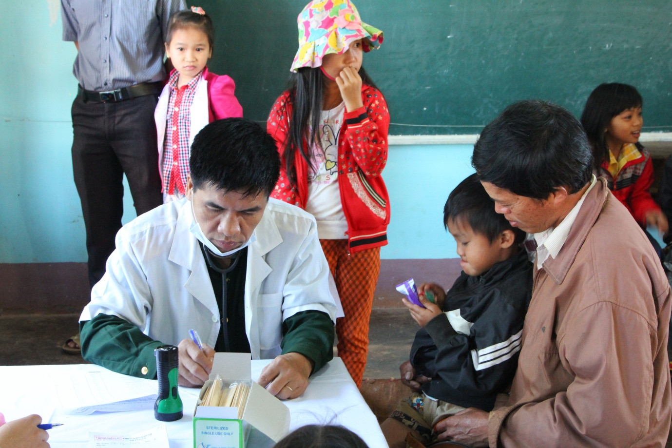 Các bác sỹ kiểm tra sức khỏe cho cụ già và trẻ em