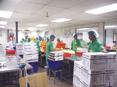 Lao động Việt Nam do Cty Châu Hưng đưa đi làm việc tại Nhà máy Southern Cable – Malaysia	Ảnh: Phong Cầm