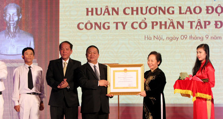 Phó Chủ tịch nước Nguyễn Thị Doan trao Huân chương Lao động Hạng Ba cho Tập đoàn Hoa Sen