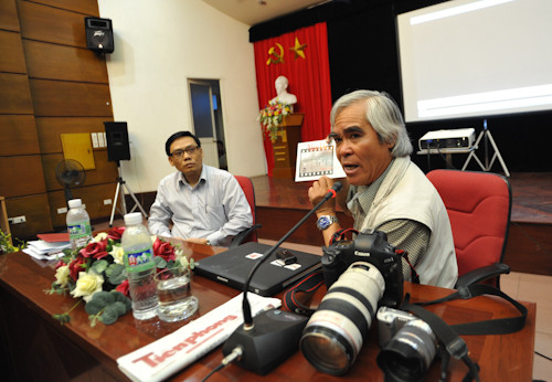 Nick Út chia sẻ kinh nghiệm cho các phóng viên trẻ