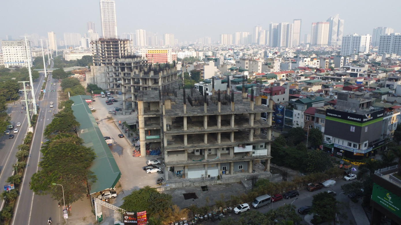 Trong ảnh là các công trình 106, 107, 108, 109 dự án khu đô thị Usilk City xây dựng dở dang, bỏ hoang nhiều năm.