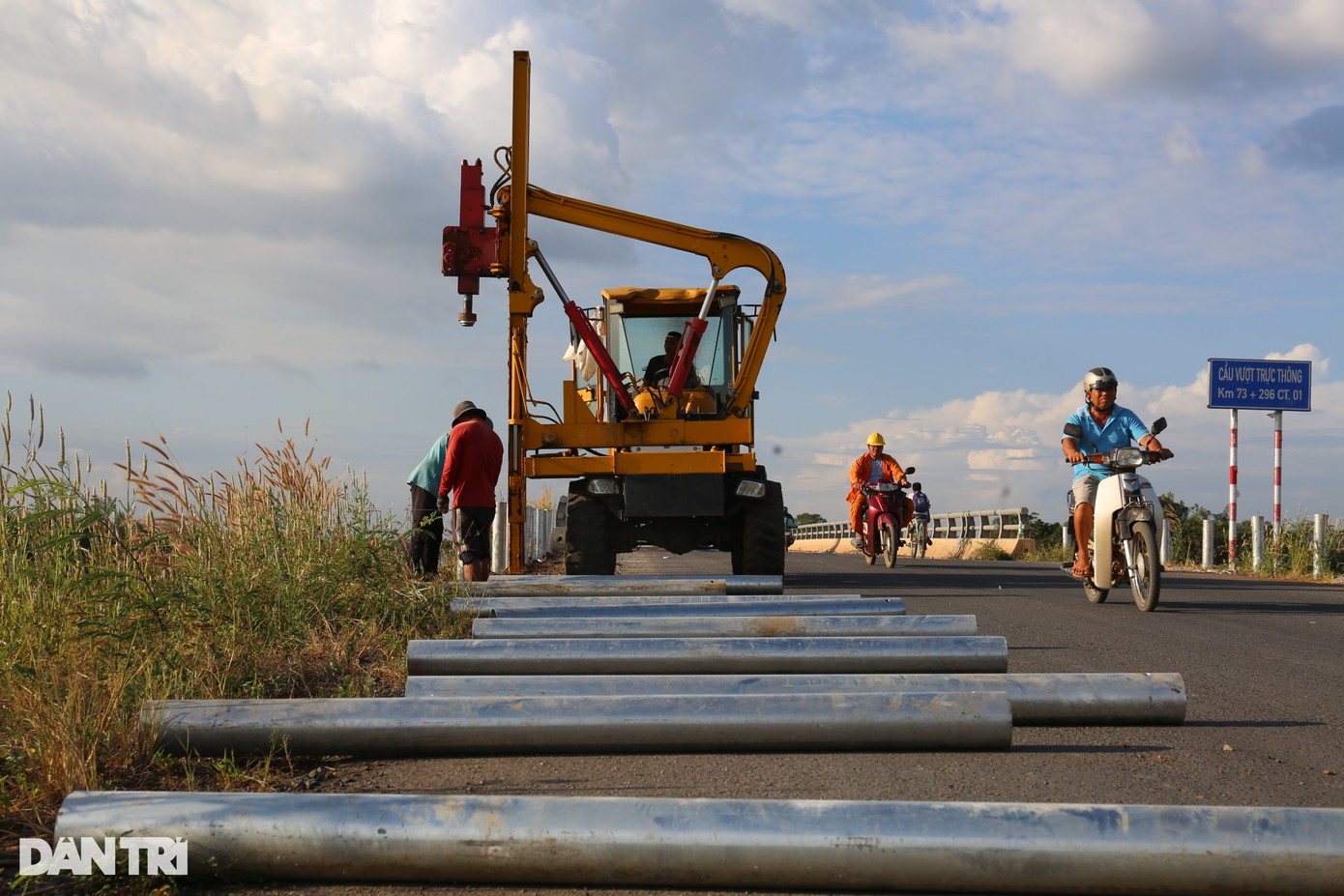 Tuyến cao tốc Phan Thiết - Dầu Giây qua địa bàn tỉnh Đồng Nai còn nhiều hạng mục chưa hoàn thành. UBND tỉnh Đồng Nai đề nghị ban quản lý, nhà thầu phải đẩy nhanh hoàn thiện các hạng mục còn lại như cầu vượt ngang, hầm chui, đường gom, rãnh thoát nước dọc, gia cố mái ta luy dương, cắt cỏ hai bên tuyến… Tuyến cao tốc Phan Thiết - Dầu Giây qua địa bàn tỉnh Đồng Nai còn nhiều hạng mục chưa hoàn thành. UBND tỉnh Đồng Nai đề nghị ban quản lý, nhà thầu phải đẩy nhanh hoàn thiện các hạng mục còn lại như cầu vượt ngang, hầm chui, đường gom, rãnh thoát nước dọc, gia cố mái ta luy dương, cắt cỏ hai bên tuyến…