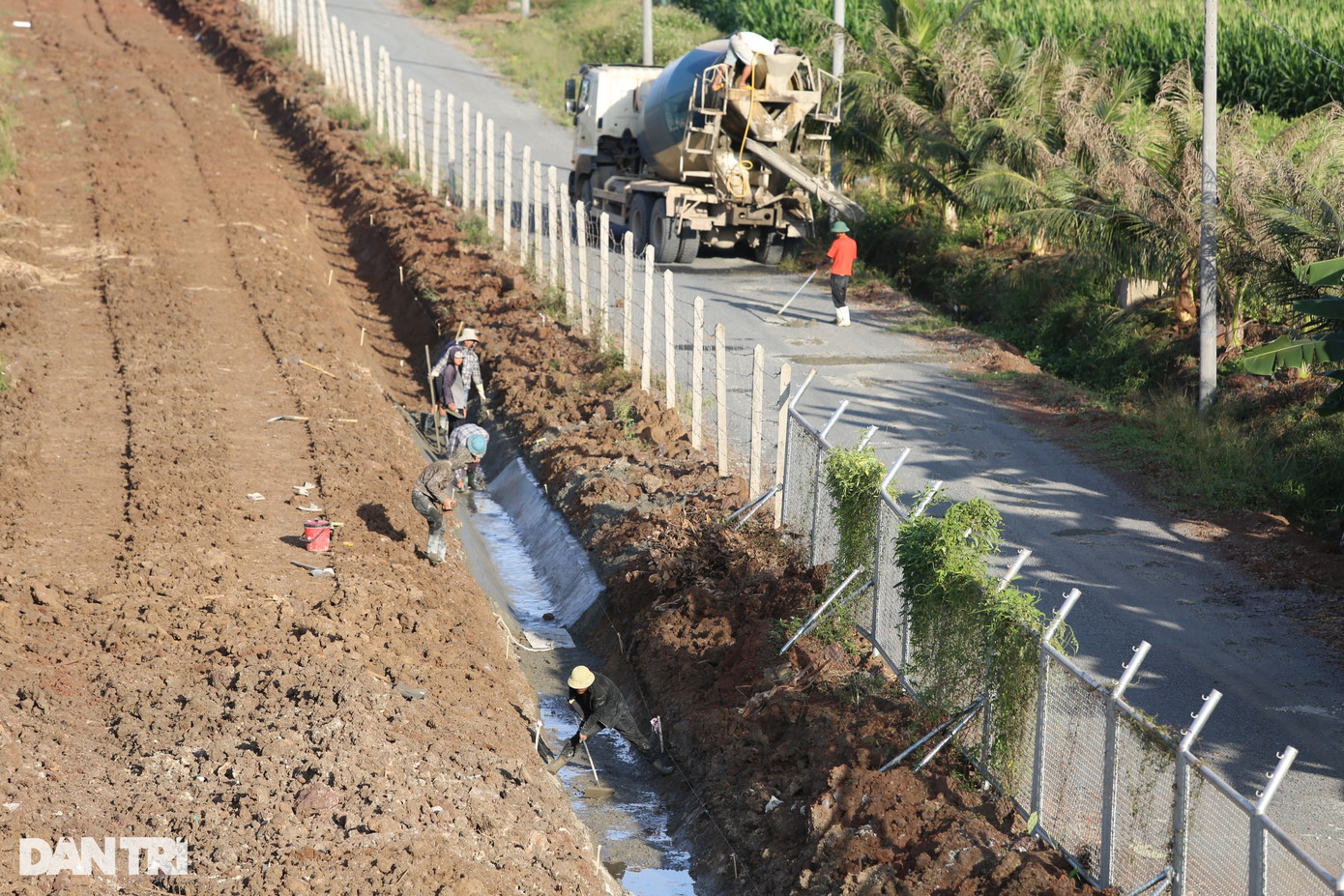Những ngày cuối năm, chạy dọc tuyến cao tốc Phan Thiết - Dầu Giây hơn 100km từ Bình Thuận tới Đồng Nai, chúng tôi ghi nhận rất nhiều hạng mục còn dang dở, một số đoạn công nhân đang tiếp tục thi công. Những ngày cuối năm, chạy dọc tuyến cao tốc Phan Thiết - Dầu Giây hơn 100km từ Bình Thuận tới Đồng Nai, chúng tôi ghi nhận rất nhiều hạng mục còn dang dở, một số đoạn công nhân đang tiếp tục thi công.