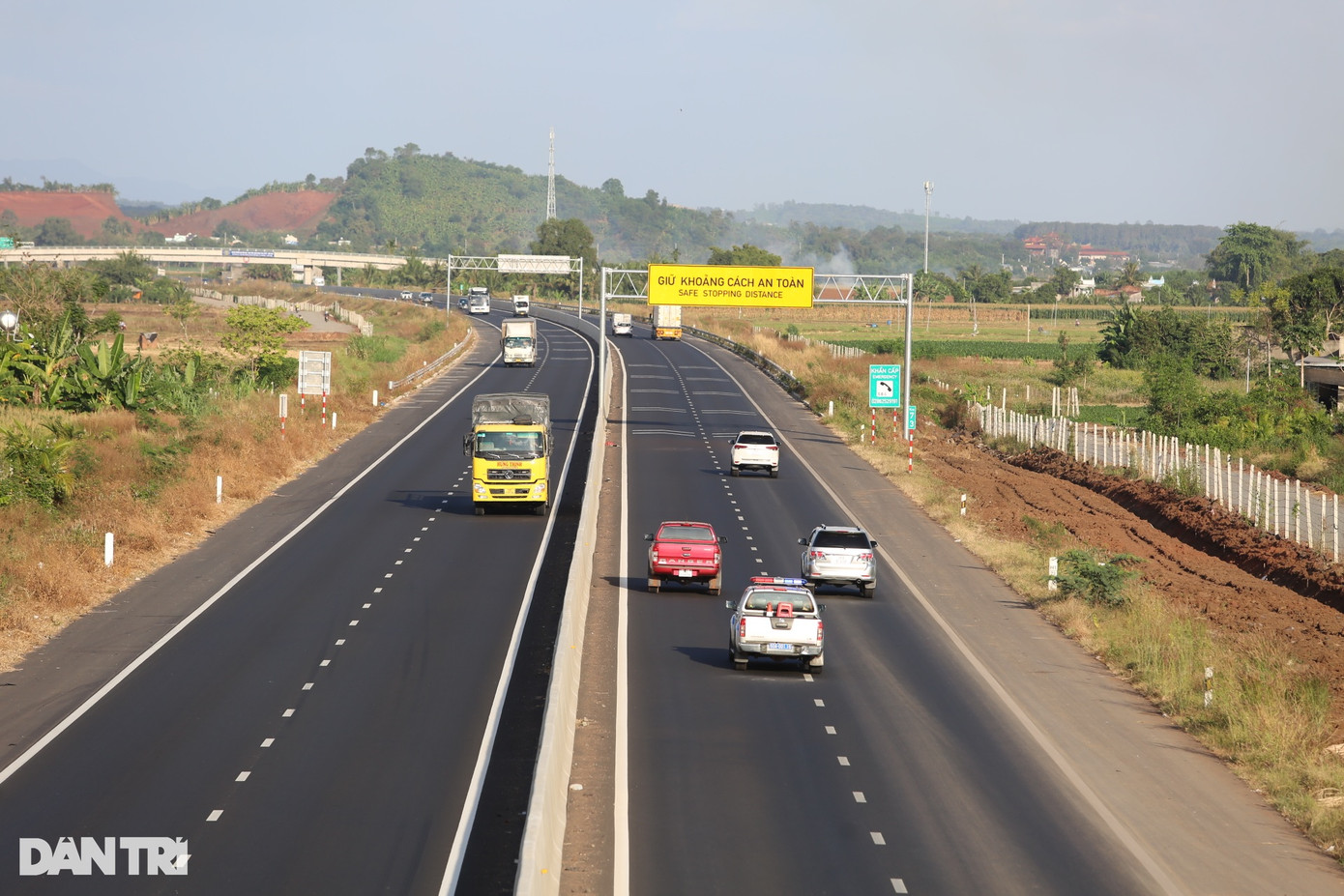 Dù đưa vào vận hành hơn 8 tháng nhưng cao tốc Phan Thiết - Dầu Giây qua 2 tỉnh Bình Thuận và Đồng Nai vẫn còn nhiều hạng mục dang dở. Các hạng mục mái ta luy dương, hệ thống cống thoát nước hai bên đường, đường gom dân sinh, cầu vượt, nút giao... chưa hoàn thiện. Dù đưa vào vận hành hơn 8 tháng nhưng cao tốc Phan Thiết - Dầu Giây qua 2 tỉnh Bình Thuận và Đồng Nai vẫn còn nhiều hạng mục dang dở. Các hạng mục mái ta luy dương, hệ thống cống thoát nước hai bên đường, đường gom dân sinh, cầu vượt, nút giao... chưa hoàn thiện.
