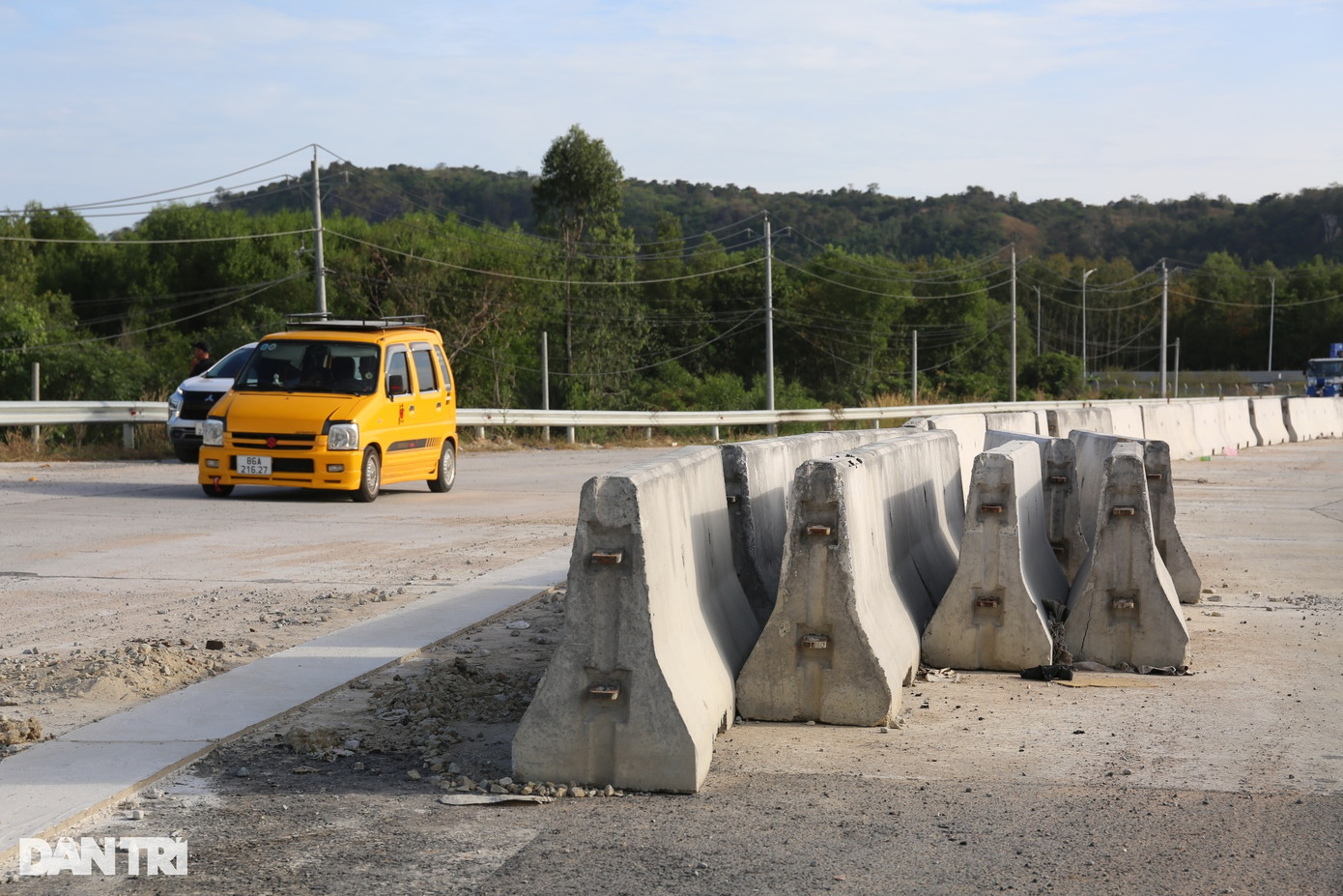 Tại nút giao cao tốc Phan Thiết - Dầu Giây với tuyến đường ĐT 720 dải phân cách để ngổn ngang, choáng diện tích bề mặt lòng đường. Đây là nút giao có lượng phương tiện lên, xuống cao tốc để di chuyển lên huyện Tánh Linh, Đức Linh rất lớn. Tại nút giao cao tốc Phan Thiết - Dầu Giây với tuyến đường ĐT 720 dải phân cách để ngổn ngang, choáng diện tích bề mặt lòng đường. Đây là nút giao có lượng phương tiện lên, xuống cao tốc để di chuyển lên huyện Tánh Linh, Đức Linh rất lớn.