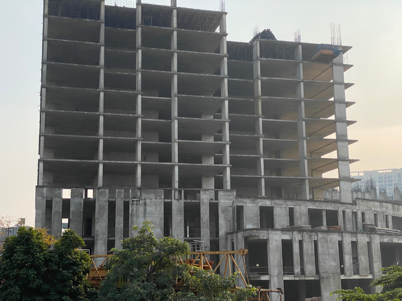 Trong ảnh là các công trình 106, 107, 108, 109 dự án khu đô thị Usilk City xây dựng dở dang, bỏ hoang nhiều năm.