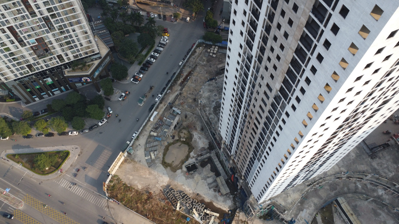 Tương tự như tòa 105 trên, để "cứu" tòa 104 (tên thương mại BID Residence), chủ đầu tư đang phải hợp tác với BID Group để triển khai. Hiện tại công trình này đã được xây xong phần thô 50 tầng.