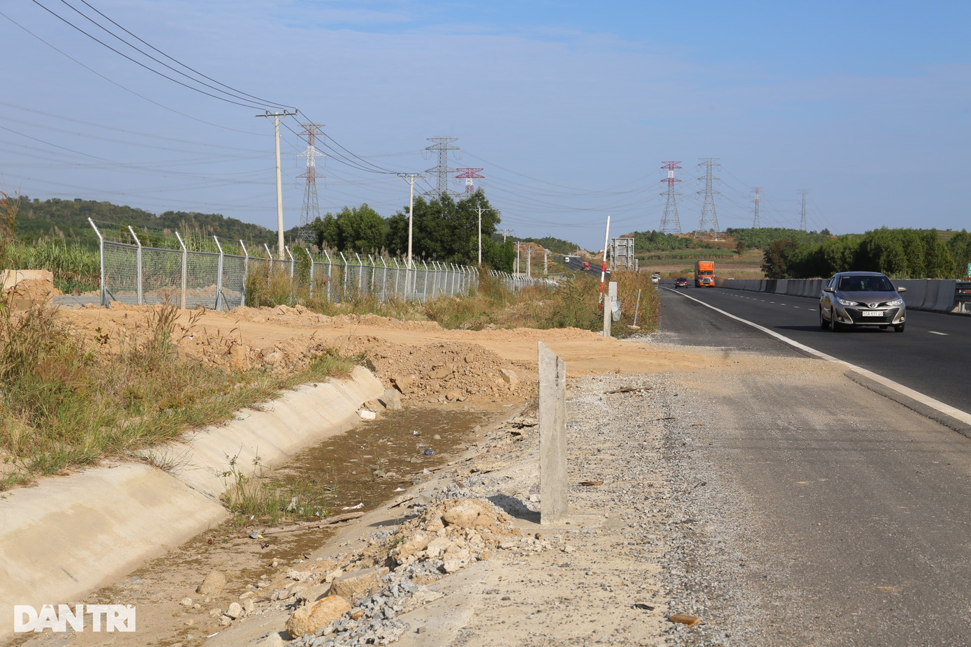 Dọc tuyến cao tốc có rất nhiều lối vào cao tốc tự phát phục vụ thi công thiếu an toàn, đất đá rơi vãi khắp làn dừng khẩn cấp tuyến cao tốc Phan Thiết - Dầu Giây. Dọc tuyến cao tốc có rất nhiều lối vào cao tốc tự phát phục vụ thi công thiếu an toàn, đất đá rơi vãi khắp làn dừng khẩn cấp tuyến cao tốc Phan Thiết - Dầu Giây.