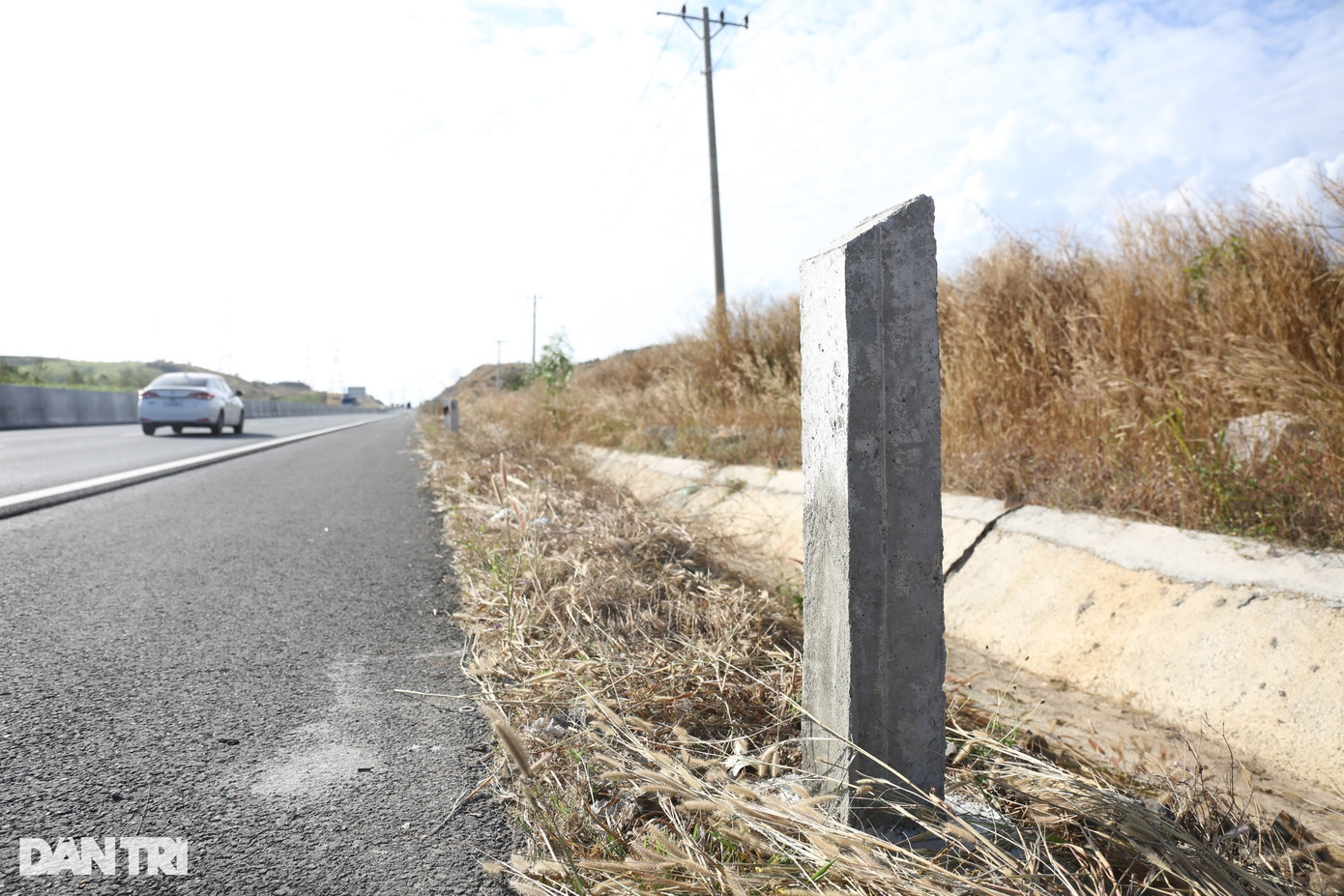 UBND tỉnh Bình Thuận đề nghị Ban quản lý Thăng Long, nhà thầu thi công sớm hoàn thiện gia cố một số đoạn mái ta luy dương, phát dọn cây cỏ hai bên đường để đảm bảo an toàn giao thông. UBND tỉnh Bình Thuận đề nghị Ban quản lý Thăng Long, nhà thầu thi công sớm hoàn thiện gia cố một số đoạn mái ta luy dương, phát dọn cây cỏ hai bên đường để đảm bảo an toàn giao thông.