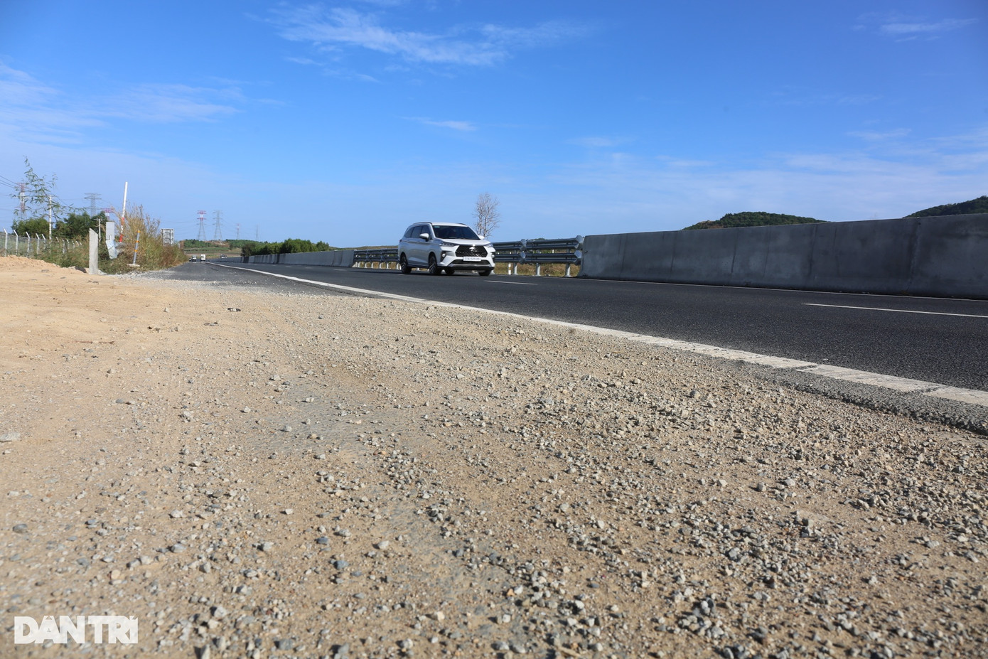 Mới đây UBND tỉnh Bình Thuận và Đồng Nai vừa gửi công văn đề nghị các Ban quản lý dự án Thăng Long (chủ đầu tư cao tốc Phan Thiết - Dầu Giây) khẩn trương chỉ đạo nhà thầu hoàn thiện hạng mục còn lại của cao tốc để đảm bảo an toàn dịp lễ Tết Nguyên đán Giáp Thìn sắp tới. Mới đây UBND tỉnh Bình Thuận và Đồng Nai vừa gửi công văn đề nghị các Ban quản lý dự án Thăng Long (chủ đầu tư cao tốc Phan Thiết - Dầu Giây) khẩn trương chỉ đạo nhà thầu hoàn thiện hạng mục còn lại của cao tốc để đảm bảo an toàn dịp lễ Tết Nguyên đán Giáp Thìn sắp tới.