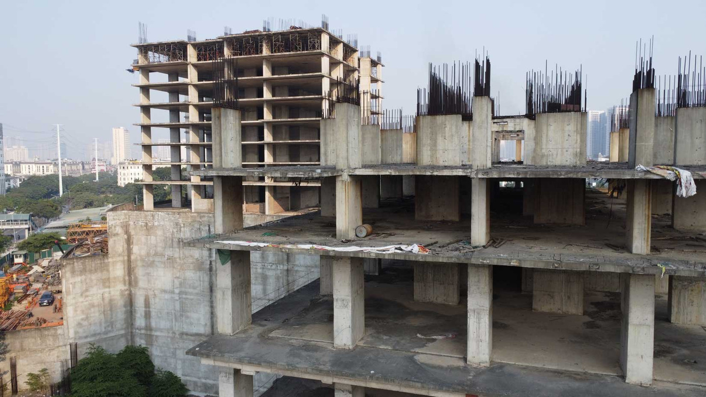 Những khối bê tông trơ khung thép và nay đã ố màu, sắt, thép hoen gỉ, nhiều hạng mục đã xuống cấp.