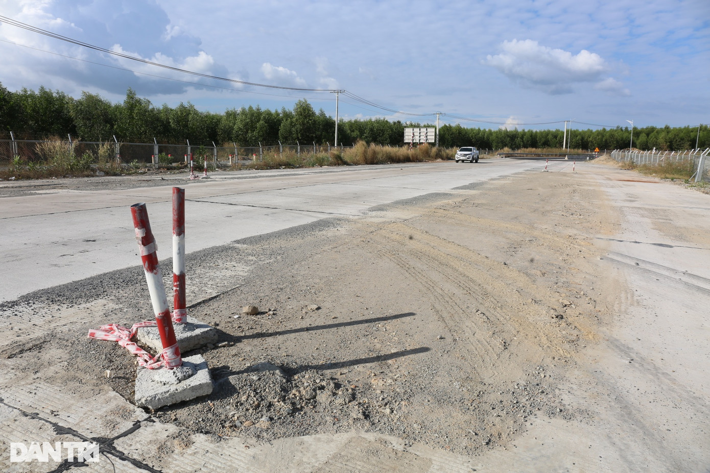 Tại hai nút giao quốc lộ 55 và ĐT 720 qua huyện Hàm Tân (Bình Thuận) hiện còn ngổn ngang, mặt đường vẫn chưa hoàn thiện gồ ghề. Đặc biệt cả hai nút giao đến cuối tháng 12 chưa có hệ thống đèn chiếu sáng gây mất an toàn giao thông cho các phương tiện. Tại hai nút giao quốc lộ 55 và ĐT 720 qua huyện Hàm Tân (Bình Thuận) hiện còn ngổn ngang, mặt đường vẫn chưa hoàn thiện gồ ghề. Đặc biệt cả hai nút giao đến cuối tháng 12 chưa có hệ thống đèn chiếu sáng gây mất an toàn giao thông cho các phương tiện.