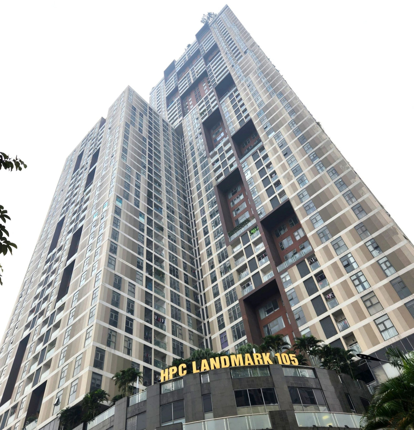 Tòa 105 thuộc dự án khu đô thị USilk City đã được hoàn thiện và đưa vào sử dụng với chiều cao 50 tầng. Tuy nhiên, chủ đầu tư thực hiện tòa nhà này không phải là Sông Đà Thăng Long mà do Công ty Hải Phát Thủ Đô - đơn vị hợp tác chuyển giao từ năm 2015.