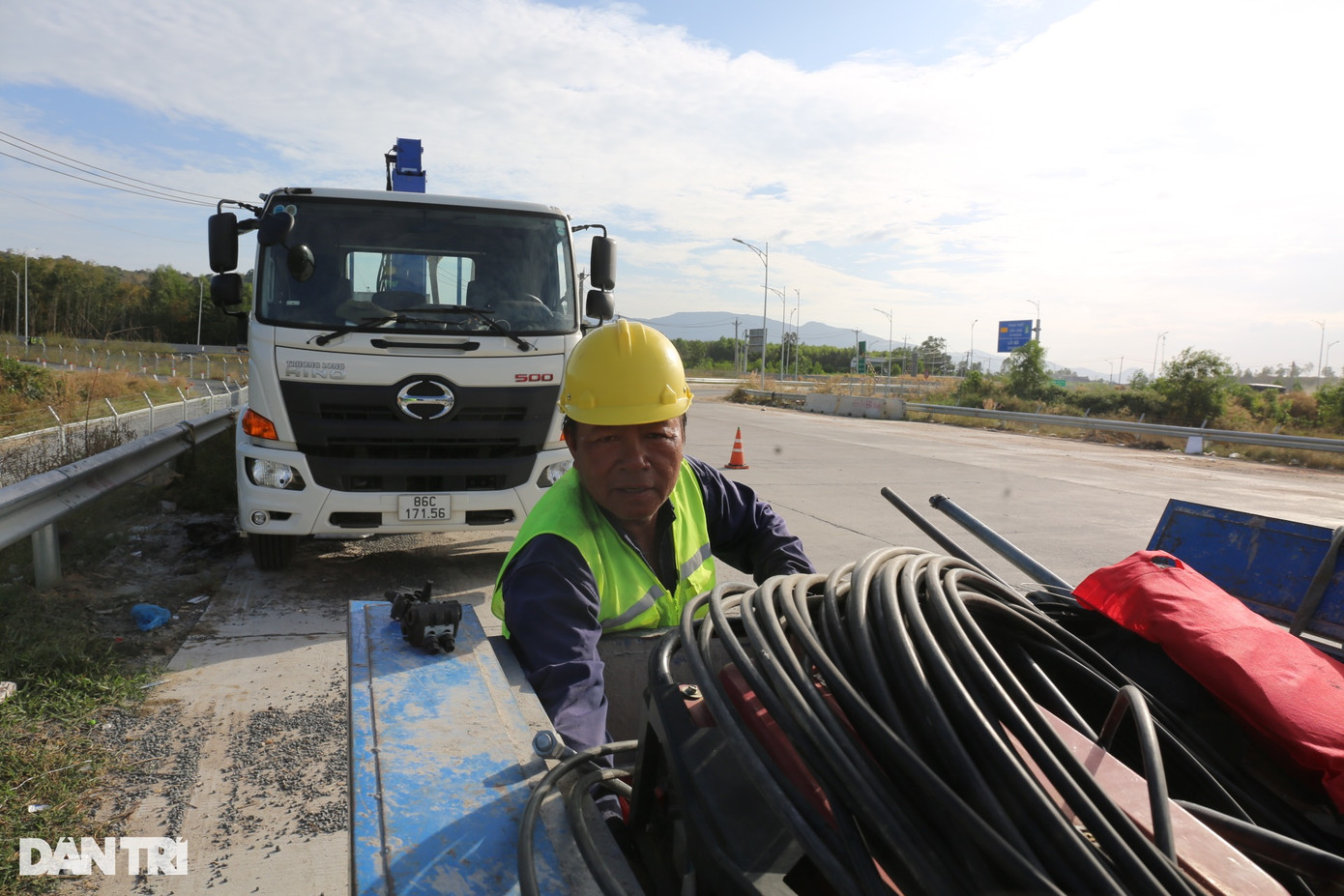 Theo Ban quản lý dự án Thăng Long, đơn vị thi công đang đẩy nhanh lắp đèn đường và kết nối hệ thống điện ở hai nút giao qua huyện Hàm Tân, Bình Thuận. Trong ảnh, công nhân điện lực Bình Thuận chuẩn bị lắp đèn chiếu sáng tại nút giao cao tốc Phan Thiết - Dầu Giây và ĐT 720 qua xã Tân Phúc, huyện Hàm Tân, Bình Thuận. Theo Ban quản lý dự án Thăng Long, đơn vị thi công đang đẩy nhanh lắp đèn đường và kết nối hệ thống điện ở hai nút giao qua huyện Hàm Tân, Bình Thuận. Trong ảnh, công nhân điện lực Bình Thuận chuẩn bị lắp đèn chiếu sáng tại nút giao cao tốc Phan Thiết - Dầu Giây và ĐT 720 qua xã Tân Phúc, huyện Hàm Tân, Bình Thuận.