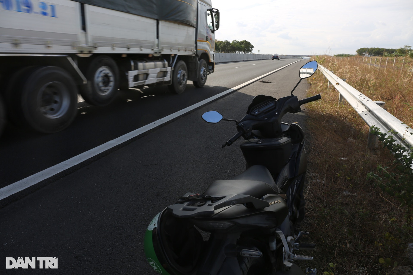 Do hàng rào bảo vệ cao tốc có nhiều lối mở phục vụ thi công cao tốc nên thường xuyên xảy ra trường hợp xe máy chạy vào cao tốc Phan Thiết - Dầu Giây. Nhiều công nhân điều khiển xe máy, đậu xe bên tuyến cao tốc rất nguy hiểm. Do hàng rào bảo vệ cao tốc có nhiều lối mở phục vụ thi công cao tốc nên thường xuyên xảy ra trường hợp xe máy chạy vào cao tốc Phan Thiết - Dầu Giây. Nhiều công nhân điều khiển xe máy, đậu xe bên tuyến cao tốc rất nguy hiểm.