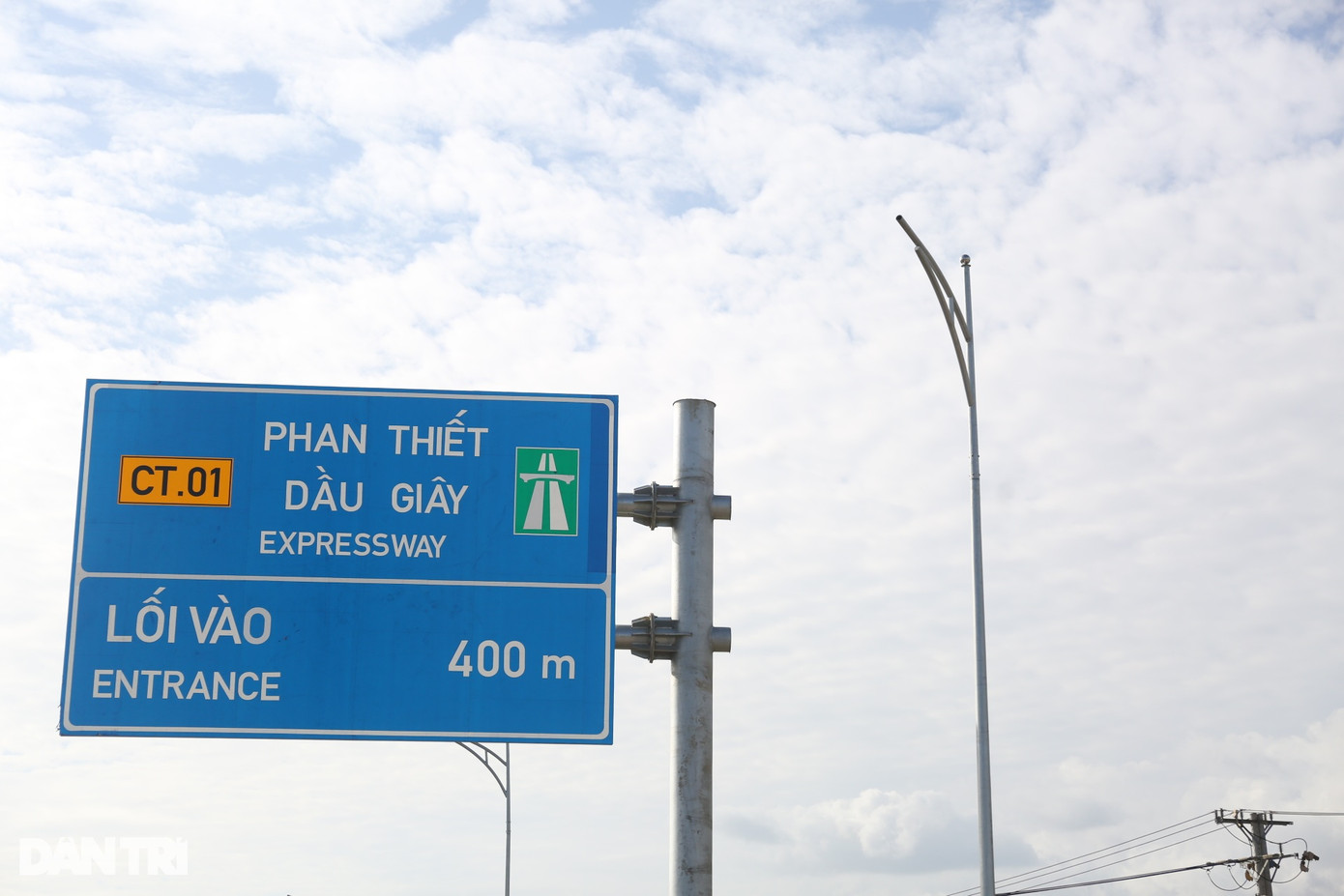 Đặc biệt tại nút giao cao tốc Phan Thiết - Dầu Giây với quốc lộ 55 tại xã Sông Phan, huyện Hàm Tân hiện các cột đèn chiếu sáng còn trơ trọi, chưa đấu nối với hệ thống điện. Ban đêm, tại các nút giao rất tối, người đi đường khó quan sát để xuống các đường nhánh. Từ khi đưa vào khai thác, nút giao này xảy ra nhiều vụ tai nạn giao thông nghiêm trọng vào ban đêm. Đặc biệt tại nút giao cao tốc Phan Thiết - Dầu Giây với quốc lộ 55 tại xã Sông Phan, huyện Hàm Tân hiện các cột đèn chiếu sáng còn trơ trọi, chưa đấu nối với hệ thống điện. Ban đêm, tại các nút giao rất tối, người đi đường khó quan sát để xuống các đường nhánh. Từ khi đưa vào khai thác, nút giao này xảy ra nhiều vụ tai nạn giao thông nghiêm trọng vào ban đêm.