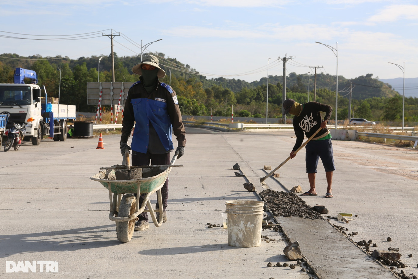 Ngày 30/12, hai công nhân đang thi công bệ đỡ của dải phân cách đường kết nối cao tốc Phan Thiết - Dầu Giây và tuyến đường ĐT 720 tại xã Tân Phúc, huyện Hàm Tân, Bình Thuận. Ngày 30/12, hai công nhân đang thi công bệ đỡ của dải phân cách đường kết nối cao tốc Phan Thiết - Dầu Giây và tuyến đường ĐT 720 tại xã Tân Phúc, huyện Hàm Tân, Bình Thuận.