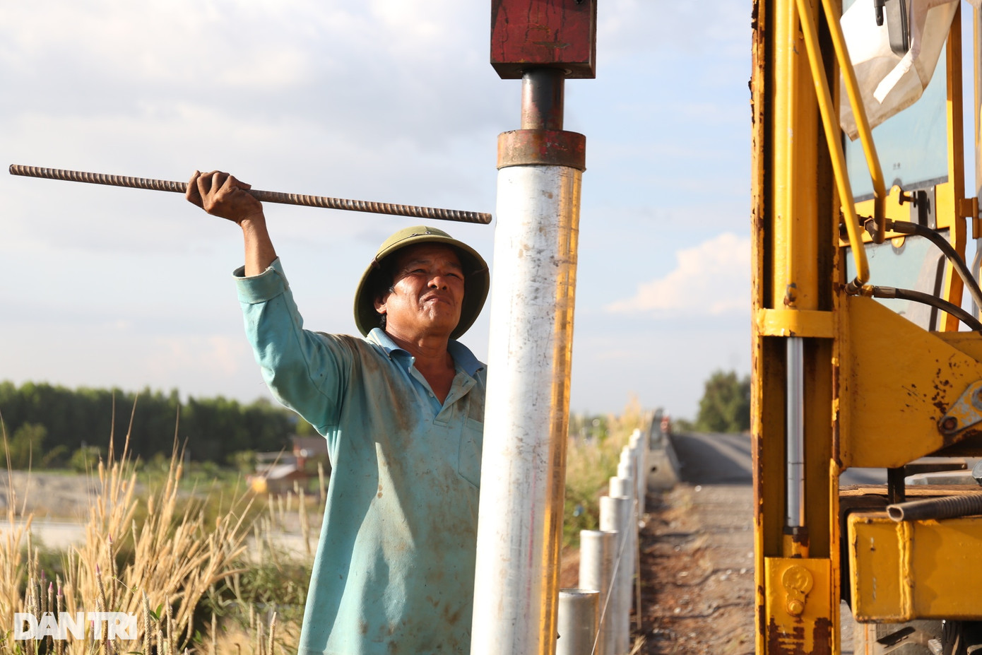 Ngày 29/12, công nhân lắp đặt thanh sắt làm hàng rào, ta luy dương tại cầu vượt dân sinh qua cao tốc tại xã Xuân Phú, huyện Xuân Lộc, tỉnh Đồng Nai. Hệ thống cầu vượt dân sinh chưa hoàn thiện hạng mục hàng rào, ta luy bảo vệ tiềm ẩn nguy cơ gây mất an toàn giao thông cho người dân địa phương xã Xuân Phú, huyện Xuân Lộc, tỉnh Đồng Nai. Ngày 29/12, công nhân lắp đặt thanh sắt làm hàng rào, ta luy dương tại cầu vượt dân sinh qua cao tốc tại xã Xuân Phú, huyện Xuân Lộc, tỉnh Đồng Nai. Hệ thống cầu vượt dân sinh chưa hoàn thiện hạng mục hàng rào, ta luy bảo vệ tiềm ẩn nguy cơ gây mất an toàn giao thông cho người dân địa phương xã Xuân Phú, huyện Xuân Lộc, tỉnh Đồng Nai.