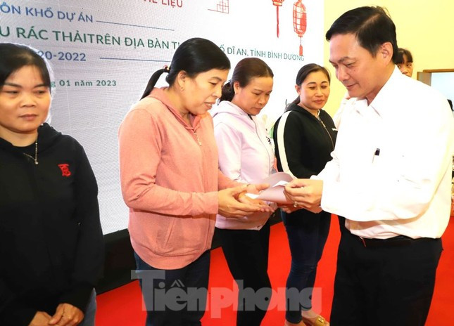 Tặng quà cho các chị là thành viên tổ thu gom phế liệu Tặng quà cho các chị là thành viên tổ thu gom phế liệu