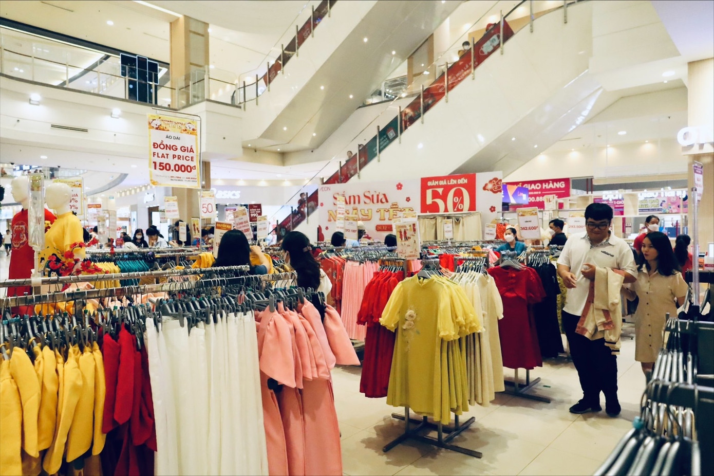 Nhiều mặt hàng thời trang tại AEON cũng giảm giá lớn đến 50%