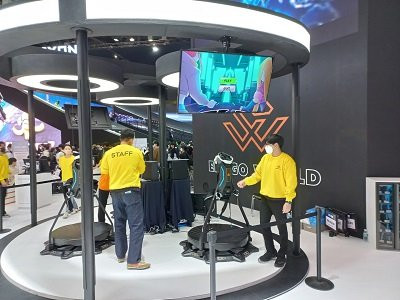 Erugo World phát triển các thiết bị bao gồm VR headset với mục tiêu tối ưu hoá trải nghiệm của người dùng trên nền tảng Metaverse.