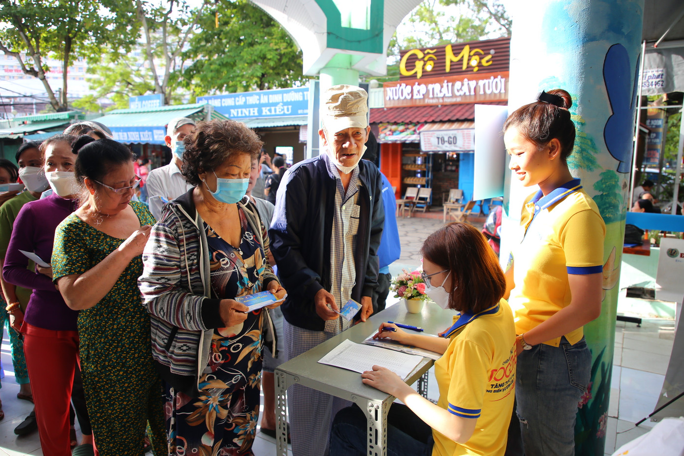 Người lao động trong quận đã có mặt xếp hàng ngồi chờ đến lượt vào sắm Tết.