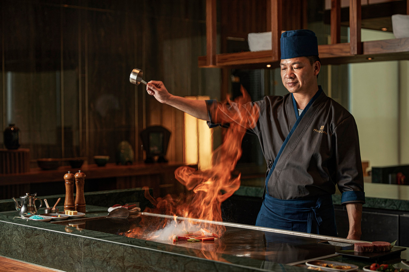 Với số lượng ghế rất giới hạn - chỉ 16 chỗ, quầy Teppanyaki sẽ là nơi để thực khách trải nghiệm ẩm thực truyền thống Nhật Bản một cách thật đặc biệt. Ảnh: Mizũmi.