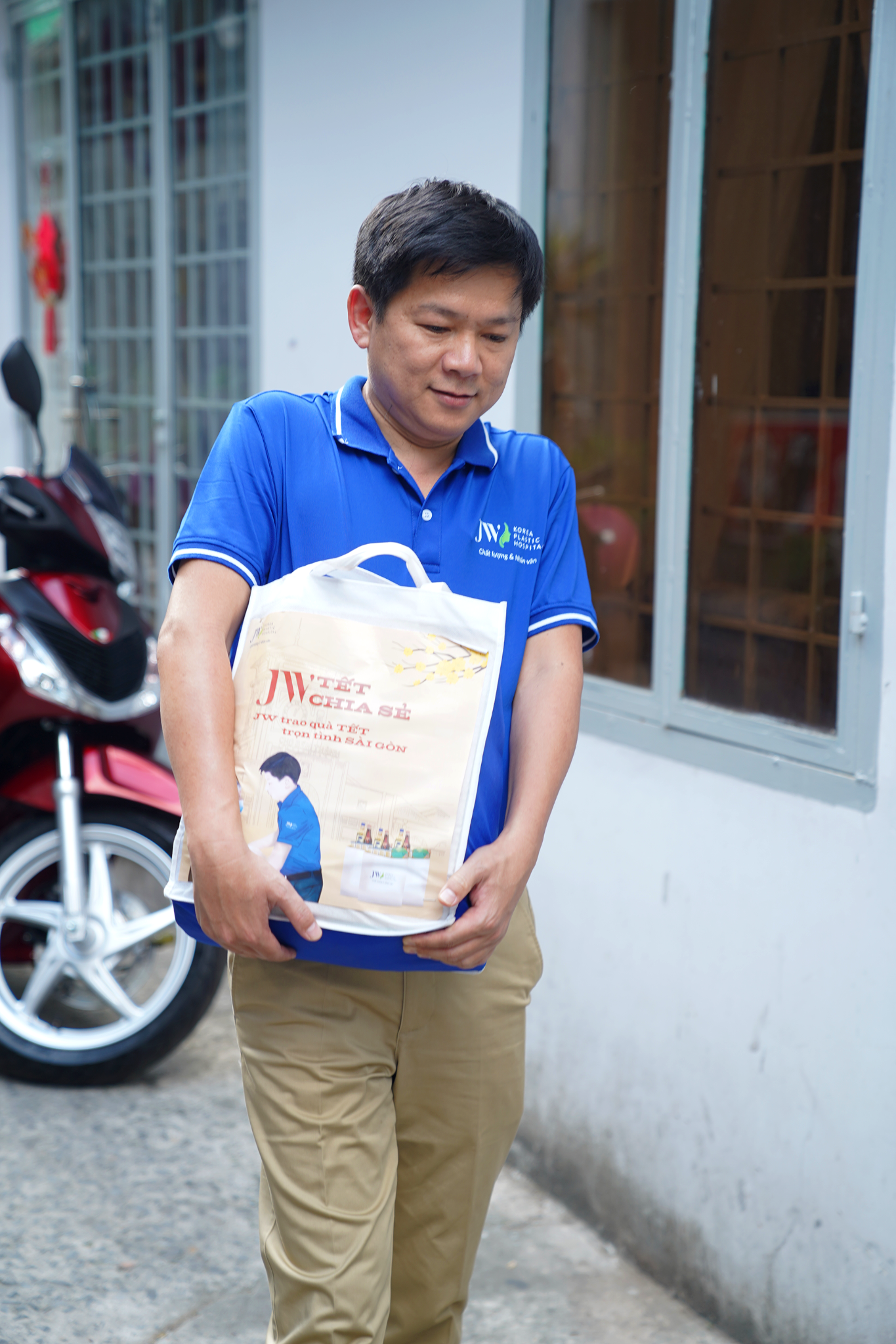 Bác sĩ Tú Dung đích thân mang quà Tết vào từng hẻm sâu