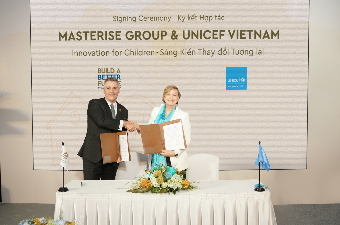 Ông Jason Turnbull, Phó TGĐ Masterise Homes (trái) và bà Rana Flowers, Trưởng đại diện UNICEF tại Việt Nam ký kết hợp tác chiến lược trong khuôn khổ chương trình “Build a Better Future”. Ông Jason Turnbull, Phó TGĐ Masterise Homes (trái) và bà Rana Flowers, Trưởng đại diện UNICEF tại Việt Nam ký kết hợp tác chiến lược trong khuôn khổ chương trình “Build a Better Future”.