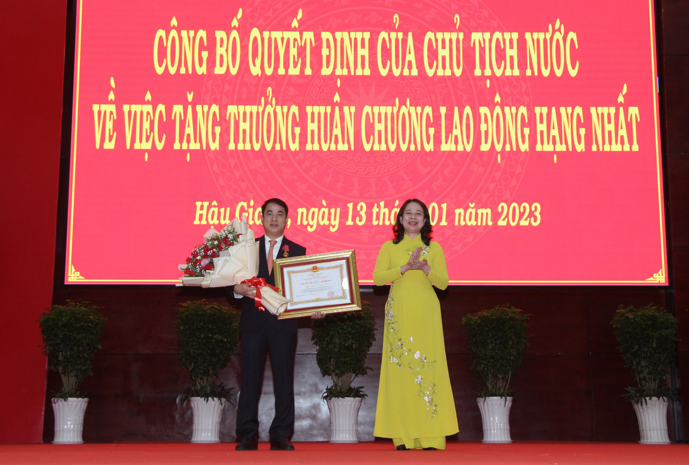 Thay mặt lãnh đạo Đảng và Nhà nước, Phó Chủ tịch nước Võ Thị Ánh Xuân trao Huân chương Lao động hạng Nhất cho Bí thư Tỉnh ủy Hậu Giang. Thay mặt lãnh đạo Đảng và Nhà nước, Phó Chủ tịch nước Võ Thị Ánh Xuân trao Huân chương Lao động hạng Nhất cho Bí thư Tỉnh ủy Hậu Giang.