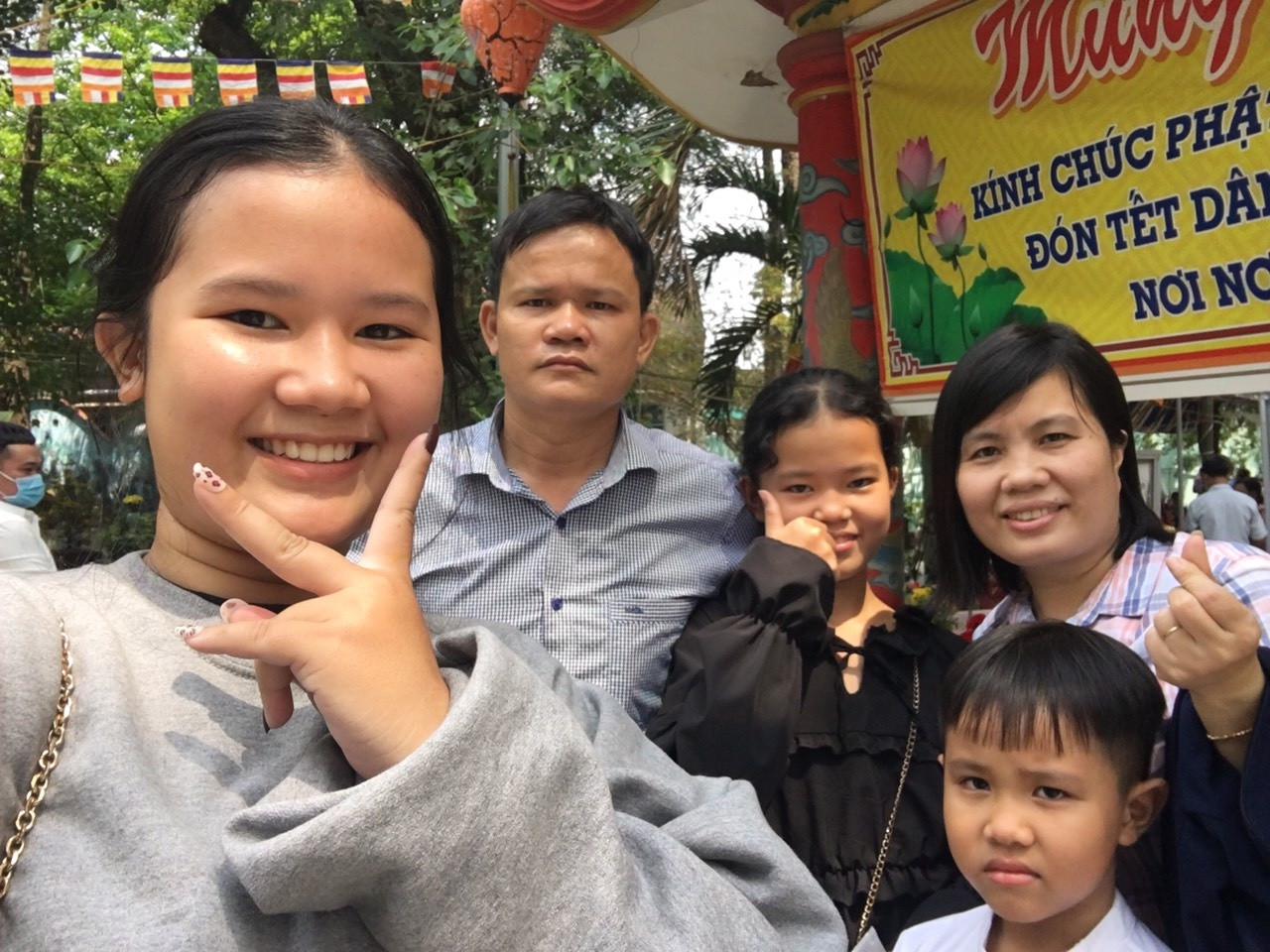 Gia đình anh Xuân Hùng không giấu được niềm vui khi được về quê đón Tết sau 15 năm