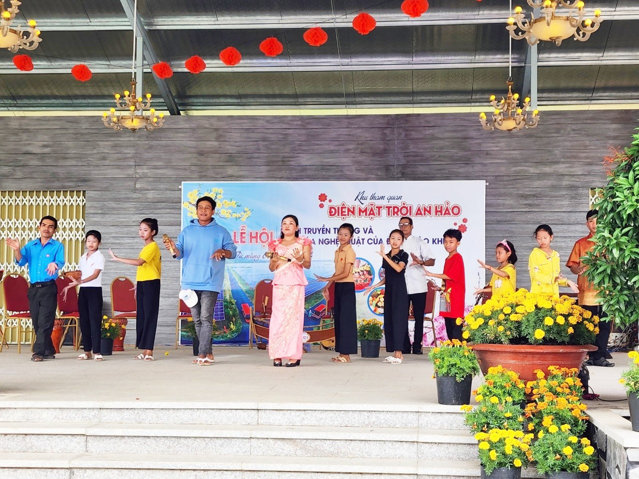 Thưởng thức điệu múa uyển chuyển của đồng bào dân tộc Khmer