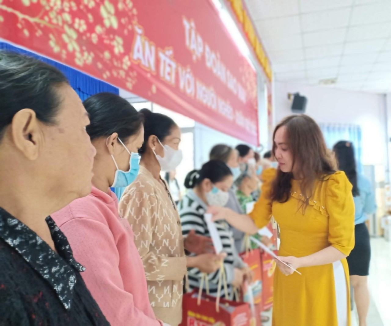 Bà Lê Thị Nguyệt Thu - Chủ tịch HĐQT Tập đoàn Sao Mai tặng quà cho các hộ nghèo trên địa bàn TP. Long Xuyên