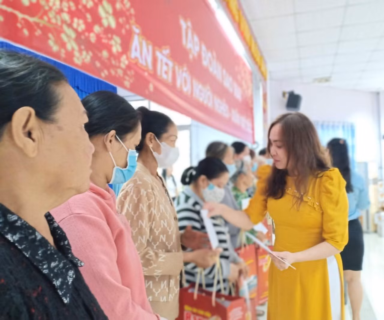 Bà Lê Thị Nguyệt Thu - Chủ tịch HĐQT Tập đoàn Sao Mai tặng quà cho các hộ nghèo trên địa bàn TP. Long Xuyên Bà Lê Thị Nguyệt Thu - Chủ tịch HĐQT Tập đoàn Sao Mai tặng quà cho các hộ nghèo trên địa bàn TP. Long Xuyên