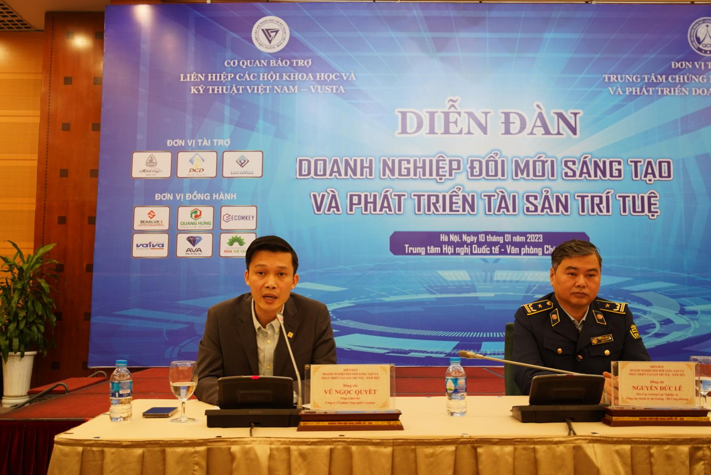 Anh Quyết Vũ (bên trái) - Founder của Công ty Cổ phần Công nghệ LocaMos phát biểu trong diễn đàn.