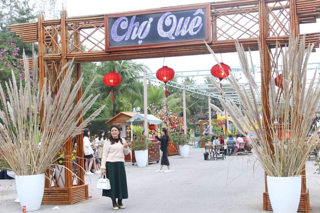 Du khách dạo chơi giữa không gian xuân muôn màu