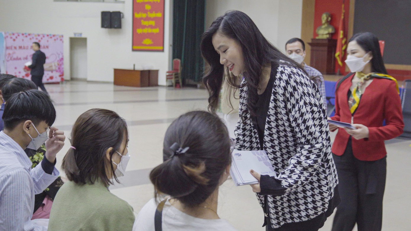 Bà Lương Giang – Phó Tổng Giám đốc MSH Group tặng quà cho các bệnh nhân và bệnh nhi