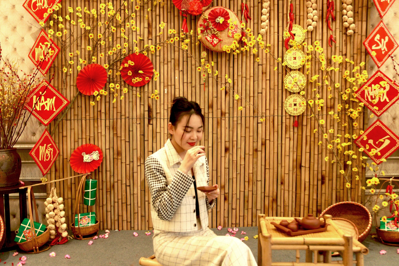 Góc Tết rực rỡ với cây mai vàng, câu đối đỏ thu hút đông đảo khách check-in.