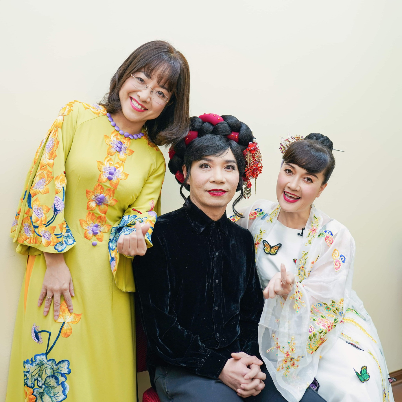 MC Thảo Vân cùng các nghệ sĩ tập luyện thâu đêm để kịp chương trình cuối năm