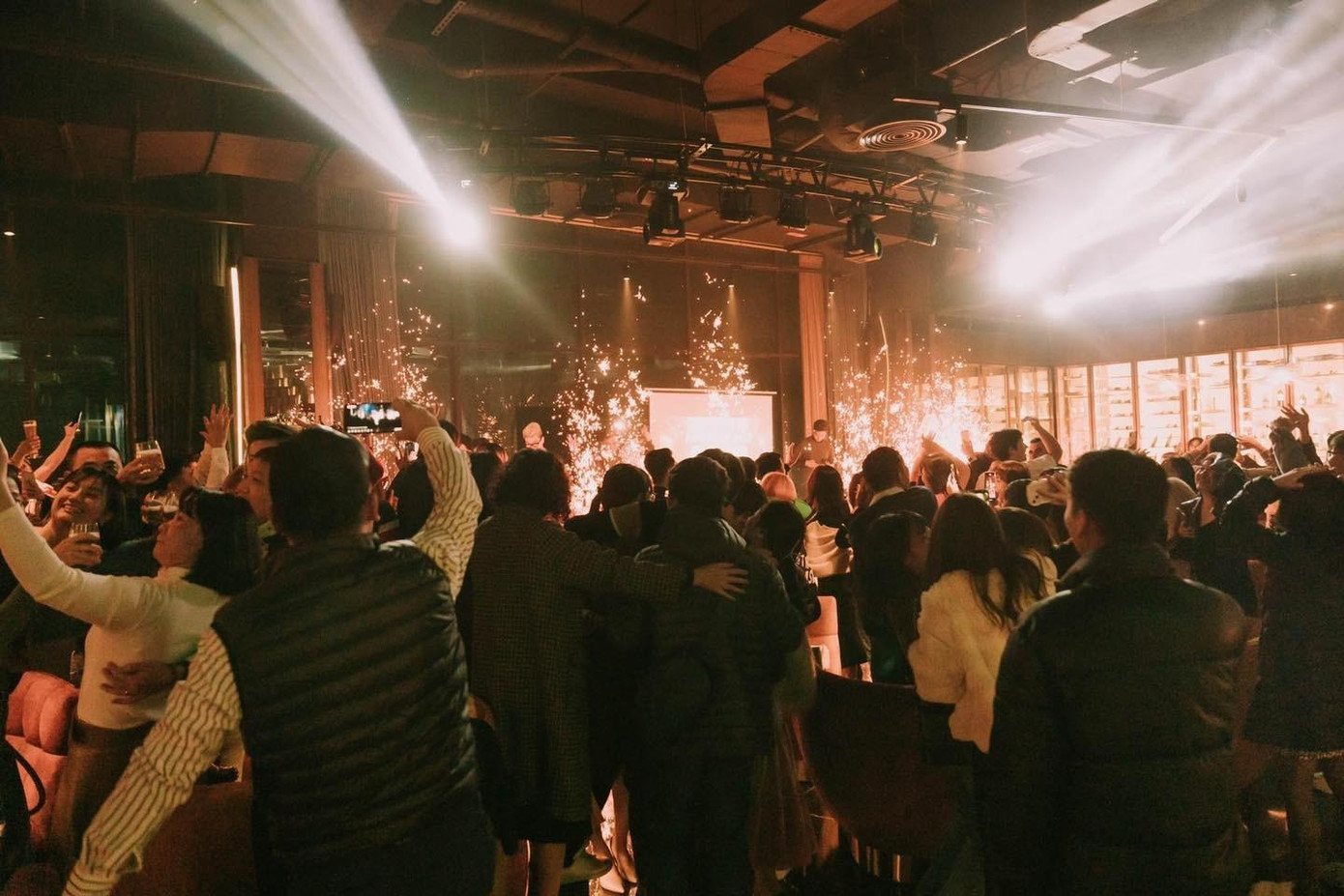 Không khí “nóng” hơn bao giờ hết chương trình nghệ thuật và những giải thưởng giá trị dành tặng du khách trong khoảnh khắc đầu năm.