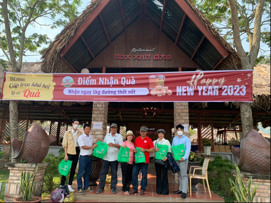 Nhận lộc xuân về nhà thật thích