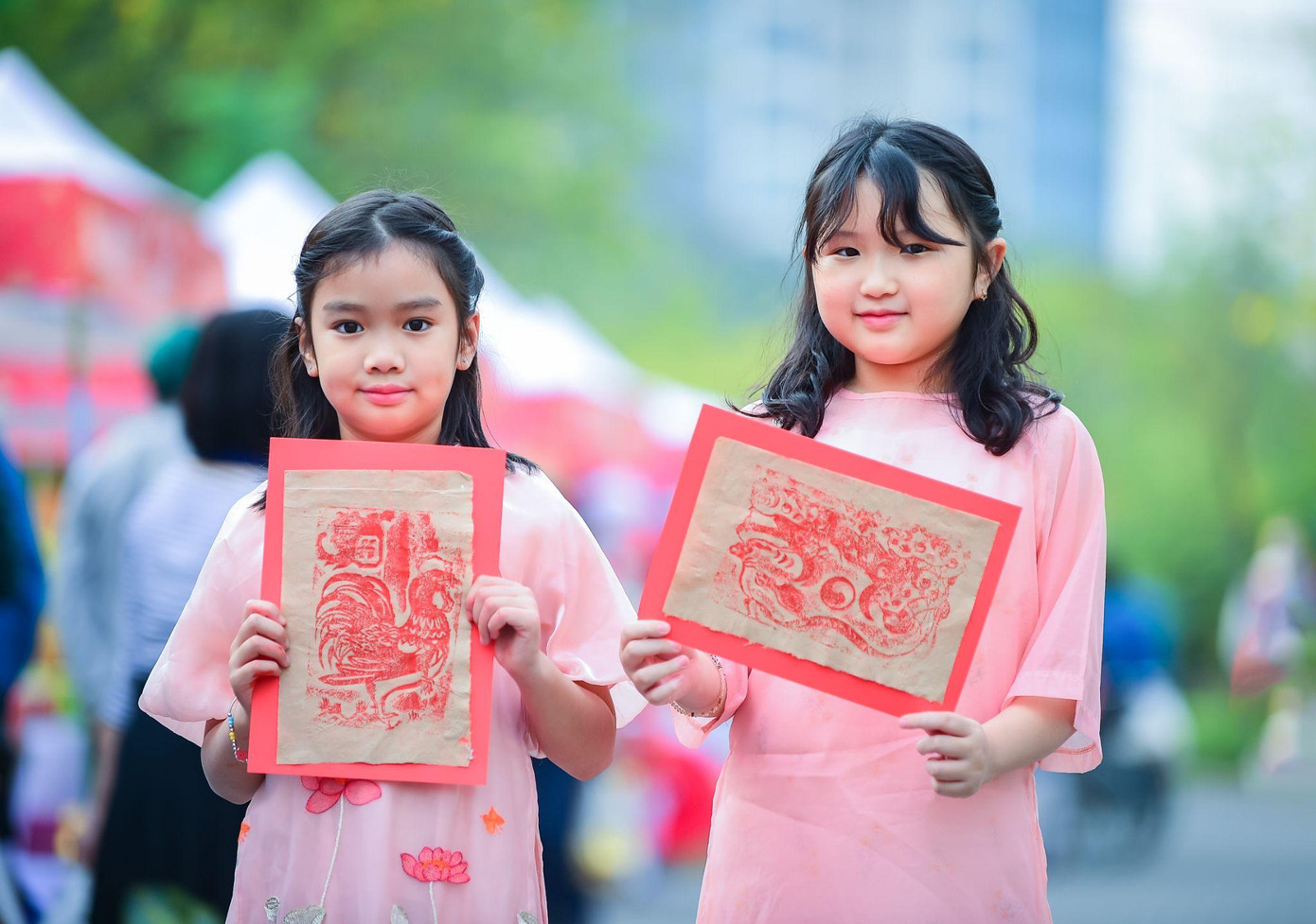 Các em nhỏ đi chợ Tết được trải nghiệm vẽ tranh trên giấy gió (Ciputra Hanoi) Các em nhỏ đi chợ Tết được trải nghiệm vẽ tranh trên giấy gió (Ciputra Hanoi)