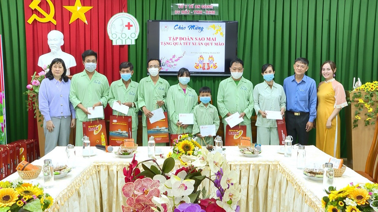 Bà Lê Thị Nguyệt Thu - Chủ tịch HĐQT Tập đoàn Sao Mai (bìa bên phải) tặng quà cho bệnh nhân nghèo tại Bệnh Viện Răng Hàm Mặt An Giang