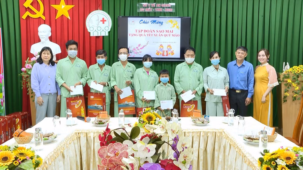 Bà Lê Thị Nguyệt Thu - Chủ tịch HĐQT Tập đoàn Sao Mai (bìa bên phải) tặng quà cho bệnh nhân nghèo tại Bệnh Viện Răng Hàm Mặt An Giang Bà Lê Thị Nguyệt Thu - Chủ tịch HĐQT Tập đoàn Sao Mai (bìa bên phải) tặng quà cho bệnh nhân nghèo tại Bệnh Viện Răng Hàm Mặt An Giang